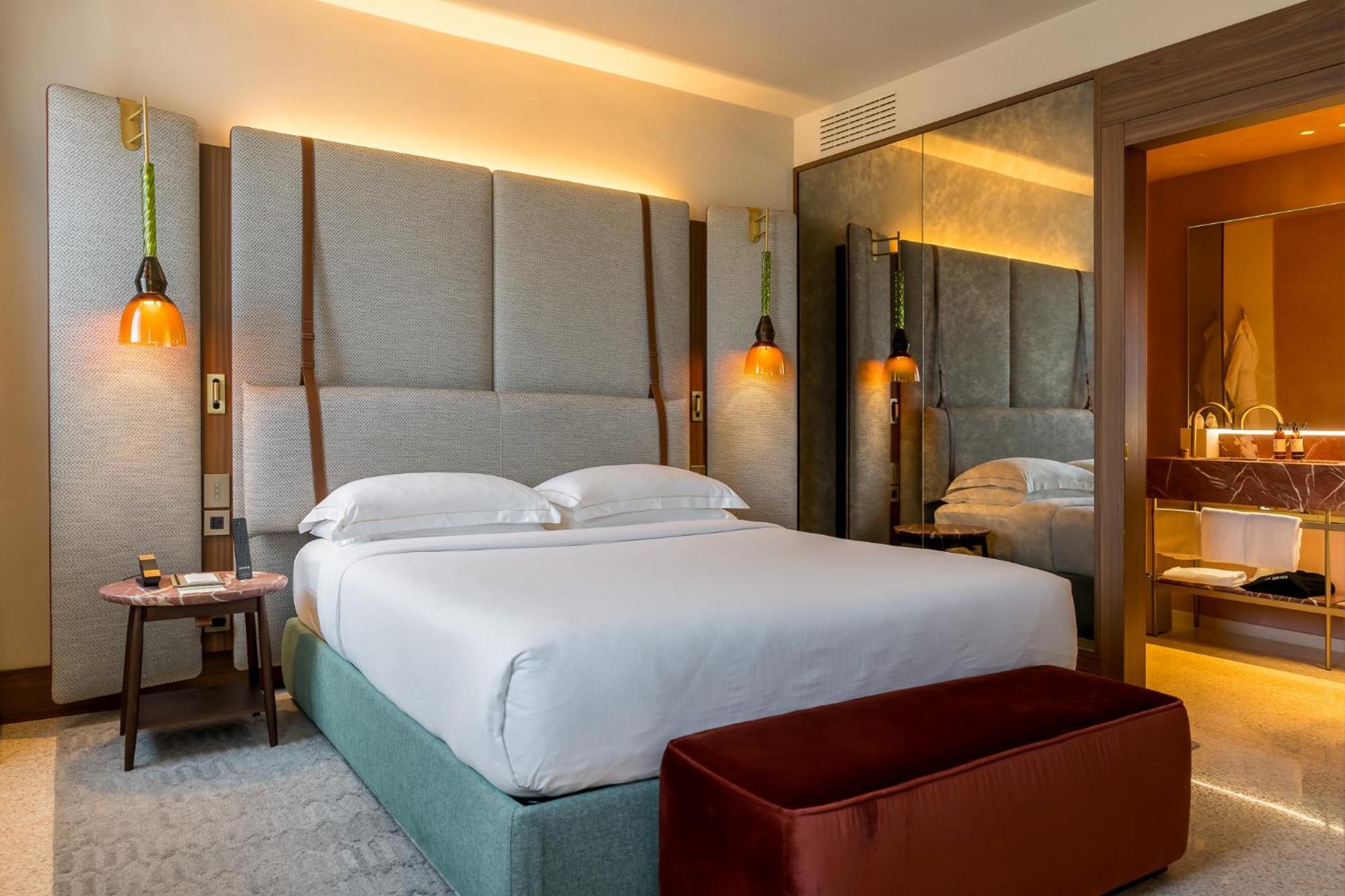 Quadruple executive suite