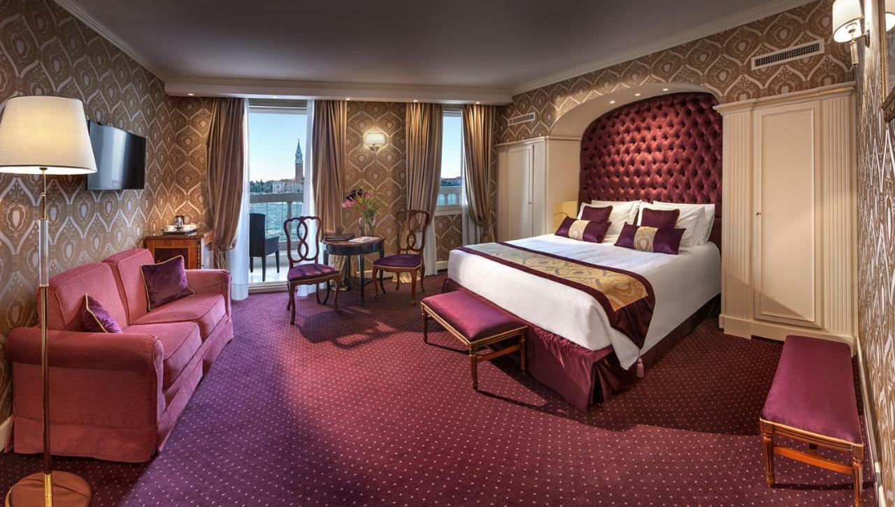 Junior Suite with Lagoon View and Terrace
